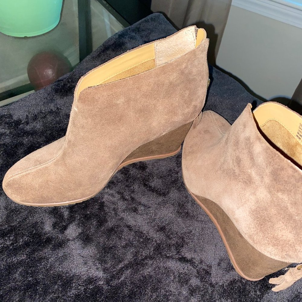 LEATHER UPPER BALANCE WEDGE BOOTIES